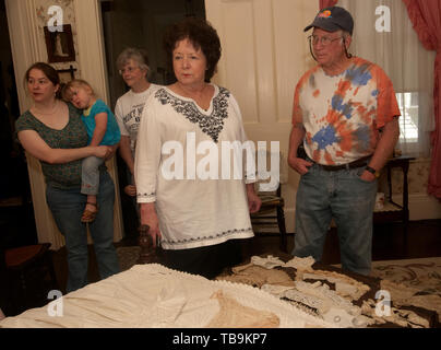 Touristen Ansicht ein Schlafzimmer an der Amzi Liebe in Columbus, Mississippi, 17. April 2010. Stockfoto