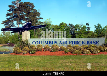 Eine Cessna T-37 Tweet ist Teil der statischen Anzeige am Hwy. 45 Eingang zum Columbus Air Force Base in Columbus, Mississippi. Stockfoto