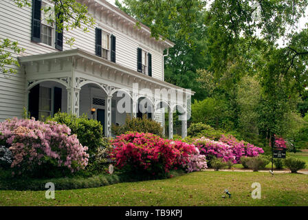 Azaleen blühen vor der Amzi Liebe in Columbus, Mississippi. 19. April 2010. Stockfoto