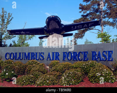 Eine Cessna T-37 Tweet ist Teil der statischen Anzeige am Hwy. 45 Eingang zum Columbus Air Force Base in Columbus, Mississippi. Stockfoto