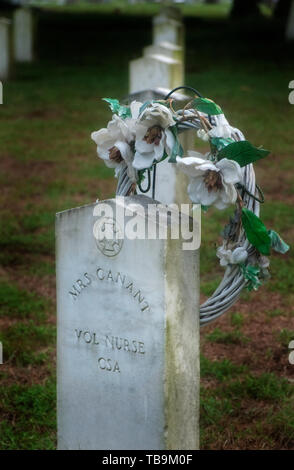 Einen Kranz ziert das Grab eines Bürgerkriegs freiwillige Krankenschwester an einem regnerischen, nebligen Nachmittag in Freundschaft Friedhof in Columbus, Mississippi. Stockfoto