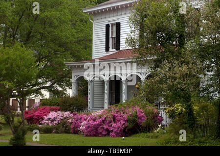 Azaleen blühen vor der Amzi Liebe in Columbus, Mississippi, 19. April 2010. Stockfoto