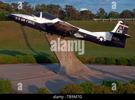 Eine Cessna T-37 Tweet ist Teil der Static Display in der Innenstadt von Columbus, Mississippi. Die T-37 diente als Trainer Ebene für die US Air Force Kadetten. Stockfoto