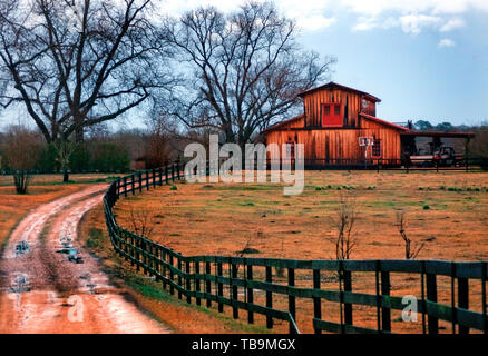 Eine Scheune sitzt am Ende eines schlammigen Schmutz Lane in Columbus, Mississippi, 31.01.2011. Stockfoto