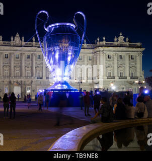 Copa de Europa (Champions League) hinchable Frente al Palacio Real de Madrid. España Stockfoto