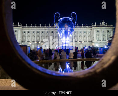 Copa de Europa (Champions League) hinchable Frente al Palacio Real de Madrid. España Stockfoto