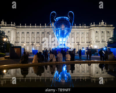 Copa de Europa (Champions League) hinchable Frente al Palacio Real de Madrid. España Stockfoto