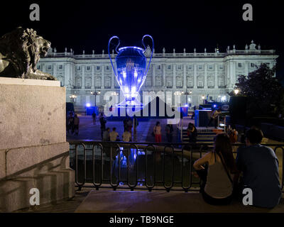 Copa de Europa (Champions League) hinchable Frente al Palacio Real de Madrid. España Stockfoto