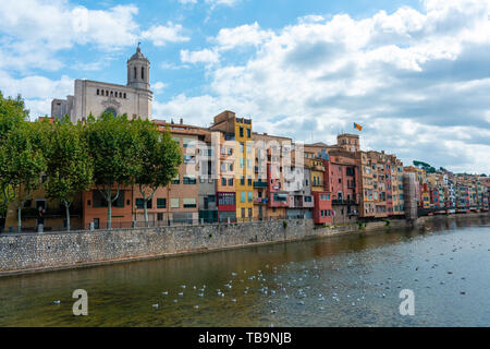 Girona, Spanien - Sept 24 2018: Blick auf die Kathedrale von Girona, Vögel auf dem Wasser und bunten Häuser von der Brücke über den Fluss Onyar, Girona, Spanien Stockfoto