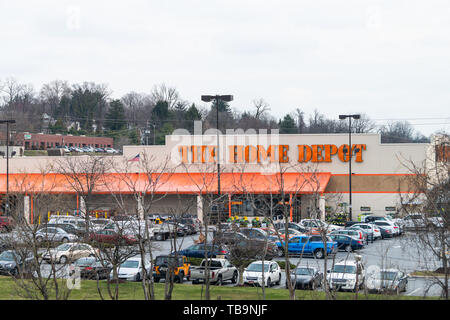 Harrisburg, USA - April 6, 2018: The Home Depot Store anmelden auf Gebäude in Pennsylvania Plaza mit Farbe und wird orange, und Autos auf dem Parkplatz Stockfoto