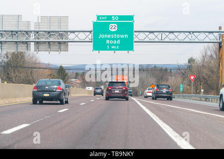 Harrisburg, USA - April 6, 2018: Ausfahrt 50 Zeichen auf dem Highway 81 North in Pennsylvania mit Autos Verkehr auf bewölkten Tag für Jonestown Road Stockfoto