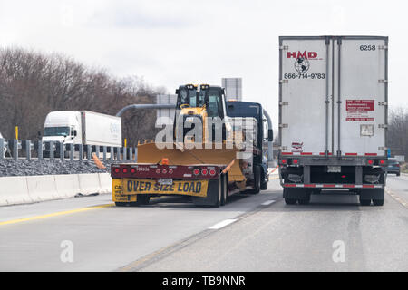 Harrisburg, USA - April 6, 2018: Über Größe Lkw Zeichen in Pennsylvania Autobahn mit Autos im Verkehr an bewölkten Tag mit CAT Baumaschinen- und Jetzt Stockfoto