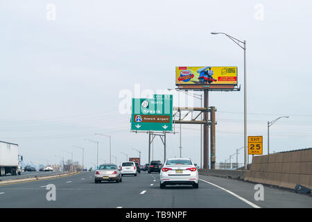 Newark, USA - April 6, 2018: Ausfahrt auf dem Highway 78 East in New Jersey zum Flughafen und Autos auf der Straße Stockfoto