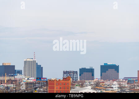 Newark, USA - April 6, 2018: Stadtbild der Innenstadt Stadt in New Jersey mit Zeichen auf Büroimmobilien industrielle anzeigen Stockfoto