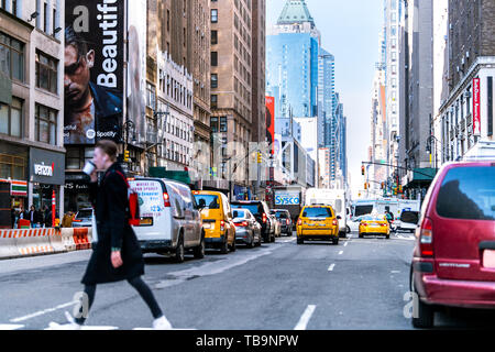 New York City, USA, 6. April 2018: Manhattan NYC Gebäude von Midtown mit fussgänger 8 Avenue Road auf der Straße mit busy Taxis Stockfoto