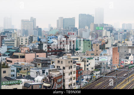 Tokyo, Japan - 30. März 2019: Shinjuku Stadtbild view apartment Gebäude Wohngebiet an bewölkten grauen Nebel Nebel bewölkten Tag mit vielen Häusern und Stockfoto