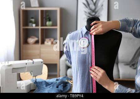 Frau Schneider Arbeiten im Atelier Stockfoto