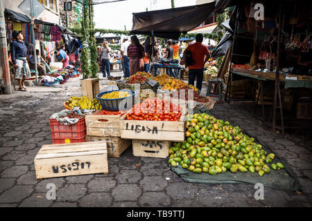 Santiago, Lago Atitlan, Guatemala - 29. März 2018: Gemüsemarkt in Holzkisten auf der Straße Stockfoto