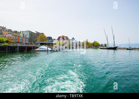 Imege von Evian-les-Bains Stadt Port in Frankreich von der Fähre am Genfer See genommen Stockfoto