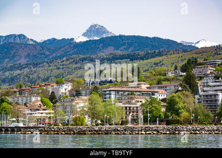 Genfer See und Berge in Evian-les-Bains Stadt in Frankreich Stockfoto