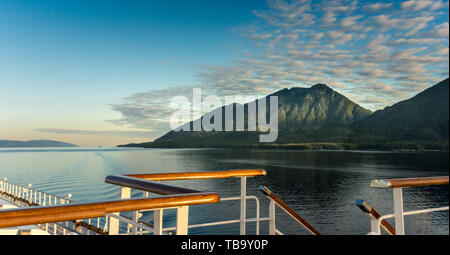 Geländer und Treppen, die Oberseite des Kreuzfahrtschiff, im goldenen Sonnenlicht am frühen Morgen, Clarence Strait nahe Ketchikan, Alaska. Stockfoto