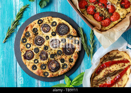 Auswahl an leckeren italienischen Focaccia auf hölzernen Tisch Stockfoto