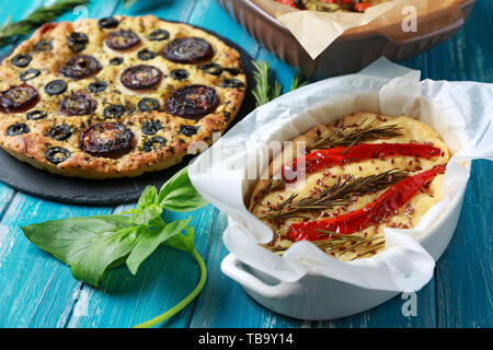 Auswahl an leckeren italienischen Focaccia auf hölzernen Tisch Stockfoto