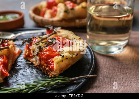 Mit leckeren italienischen Focaccia auf Tischplatte, Nahaufnahme Stockfoto