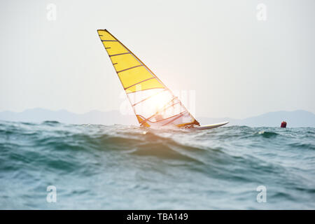 Ein segeln segeln Schiff. Stockfoto