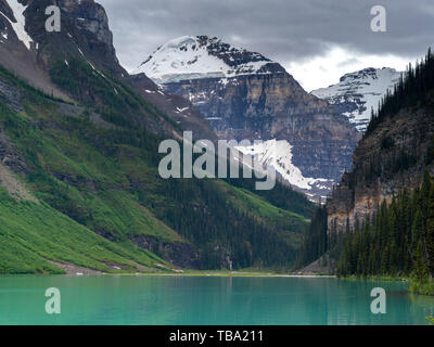 Lake Louise und Rocky Mountains, Banff National Park, Alberta, Kanada Stockfoto