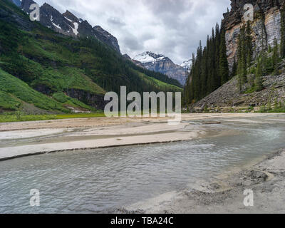 Lake Louise und Rocky Mountains, Banff National Park, Alberta, Kanada Stockfoto