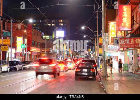 TORONTO, KANADA - 2. JULI: Chinatown street view auf Juli 2,2012 in Toronto ist es eines der größten Chinatowns in Nordamerika und Chinese-Canadian. Stockfoto