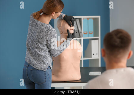 Leute lernen bei der Herz-Lungen-Wiederbelebung Erste Hilfe Schulung durchführen Stockfoto