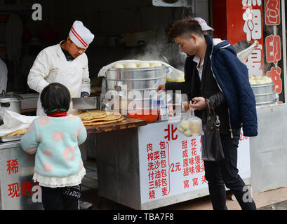 Eine lokale Dampf bun- und Bing Brot shop in Kaili, Guizhou. Stockfoto