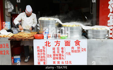 Eine lokale Dampf bun- und Bing Brot shop in Kaili, Guizhou. Stockfoto