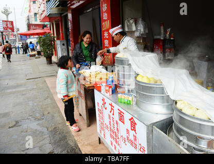 Eine lokale Dampf bun- und Bing Brot shop in Kaili, Guizhou. Stockfoto