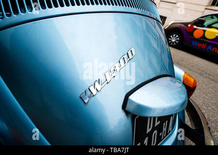 Straßburg, Frankreich - Feb 19, 2017: Ansicht der Rückseite des Vintage VW Volskwagen 1300 Blue Beetle Auto auf der Straße mit Chrom signage geparkt Stockfoto