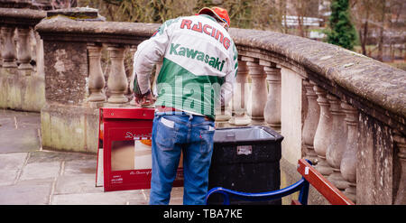 Oxford, Großbritannien - Mar 3, 3017: Obdachlosen auf der Suche nach Nahrung in den öffentlichen Müll Abfallbehälter Stockfoto