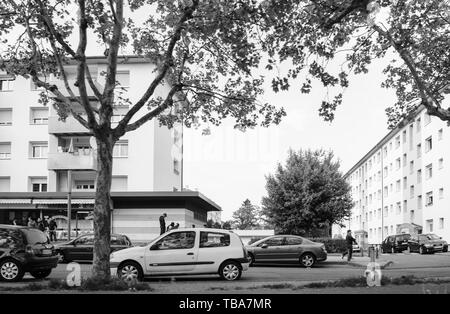 Straßburg, Frankreich - 3. Mai 2018: Cite de l'Ill HLM Habitation eine modere loyer Miete - kontrollierte Gehäuse französischen Gebäude mit jungen Gruppe arabischer Jungen - Schwarz und Weiß Stockfoto