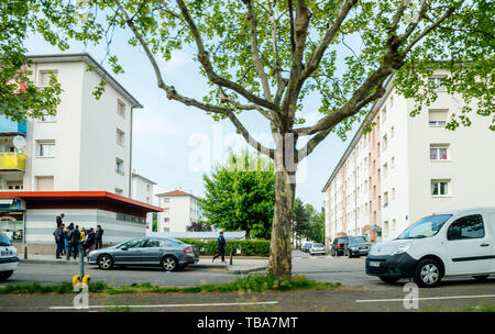 Straßburg, Frankreich - 3. Mai 2018: Cite de l'Ill HLM Habitation eine modere loyer Miete - kontrollierte Gehäuse französischen Gebäude mit jungen Gruppe arabischer Jungen Stockfoto