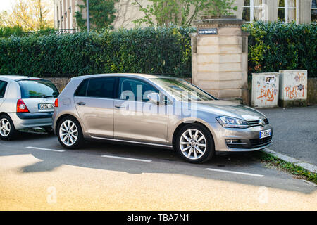 Straßburg, Frankreich - Apr 8, 2017: Grau Volkswagen Golf Auto geparkt auf der Rue Trubner in Straßburg an einem sonnigen Tag Stockfoto