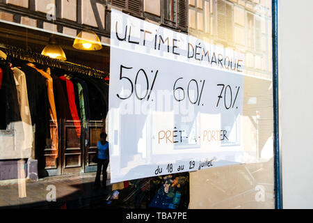 Straßburg, Frankreich, 22.Juli 2017: Ansicht des Soldes Verkäufe Zeichen in der Fashion Store Glasvitrine mit Text Ultime Demarques abschließende spezielle Preise 50 60 70 Prozent Rabatt. Stockfoto