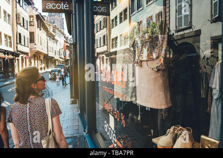 Straßburg, Frankreich, 22.Juli 2017: Rückansicht der schöne junge Frau in der französischen Stadt bewundern aktuelle Verkäufe soldes bietet in der Kleidung Fashion Store Stockfoto