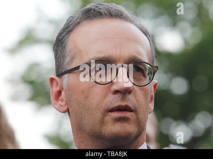 Der deutsche Außenminister Heiko Maas spricht mit Journalisten nach seinem Treffen mit dem ukrainischen Präsidenten Zelensky außerhalb des Präsidialbüros in Kiew, Ukraine. Das Treffen wurde über die Situation in der östlichen Ukraine und Deutschland und Frankreich die Unterstützung des ukrainischen Präsidenten zum Ausdruck zu bringen. Stockfoto