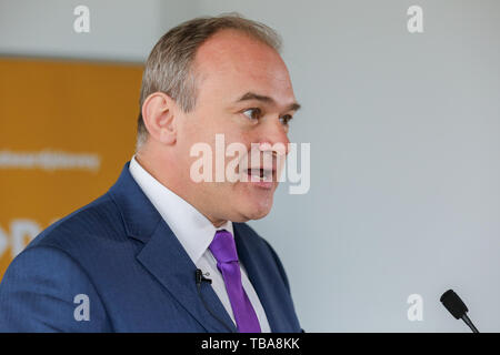 Ed Davey, MP für die Kingston und Surbiton und ehemaliger Minister für Energie und Klimawandel gesehen wird, während die Produkteinführung seiner Führung Kampagne der Führer der Liberalen Partei in South Bank zu werden. Die gegenwärtigen Führer, Vince Cable step-down als Liberaldemokraten am 23. Juli 2019. Stockfoto