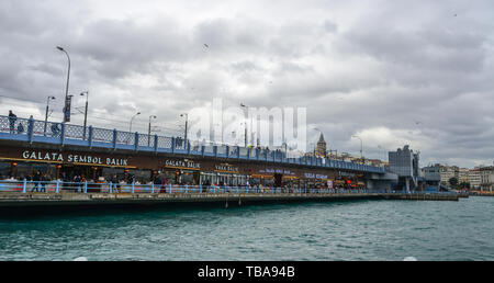 Istanbul, Türkei - 29.September 2018. Galata Brücke mit traditionellen Fischrestaurants in der Passage unter der Brücke. Stockfoto