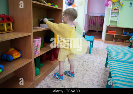 Russland Novodvinsk Mai 2019 - Kindergarten 24 - Kaffee trinken und Spiele in der Kindergartengruppe Nachdem das Thema Matinee im Kindergarten, wo Eve Stockfoto