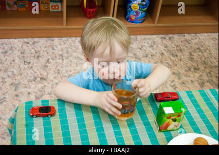 Russland Novodvinsk Mai 2019 - Kindergarten 24 - Kaffee trinken und Spiele in der Kindergartengruppe Nachdem das Thema Matinee im Kindergarten, wo Eve Stockfoto