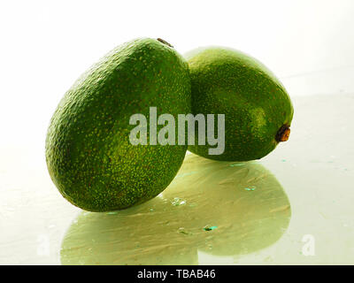 2 Avocados, isoliert auf weißem Hintergrund Stockfoto