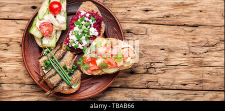 Auswahl an traditionellen italienischen Bruschetta. Appetitlich bruschetta. Vielzahl von kleinen Sandwiches Stockfoto